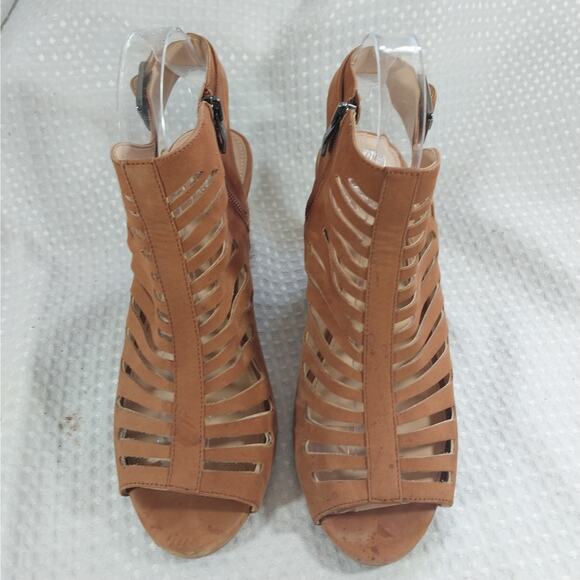 VINCE CAMUTO! FAWN BEIGE/TAN VEGAN SUEDE LEATHER LADDER FRONT HEELS! SZ 10M - Picture 4 of 11